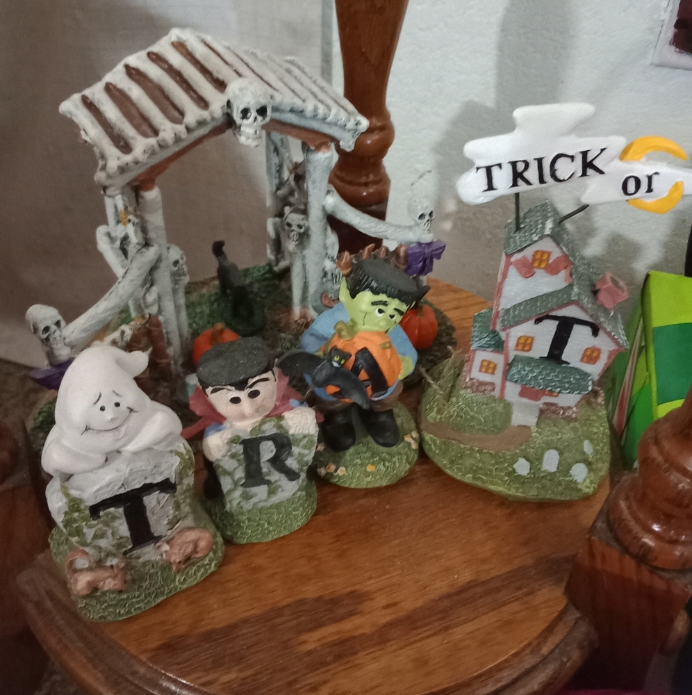 5 Piece Halloween Trick Or Treat Decorations
